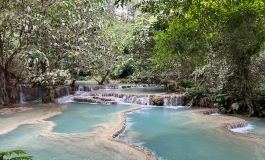 Laos'ta Kuang Si şelalesinin turkuaz renkli göletleri