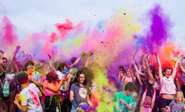 Boyalarla Holi Festivali Kutlamaları Hindistan