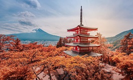 Sonbaharda Fuji Dağı önünde görünen Pagoda Manzarası