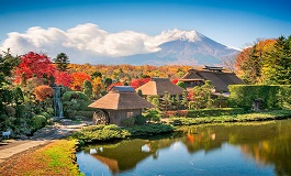 Sonbaharda geleneksel bir Japon köyü arkasında Fuji Dağı görüntüsü