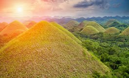 Gün batımında Bohol çikolata tepelerine ışığın vuruşu