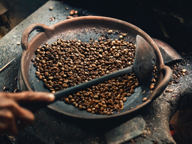 Luwak kahvesinin ateş üzerinde kavrulması