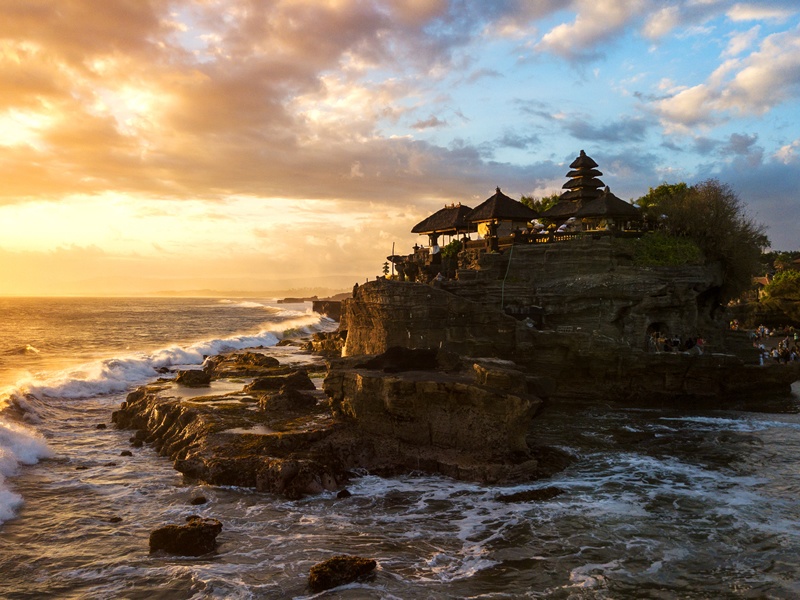 Bali Tanah Lot tapınağının uzaktan görüntüsü