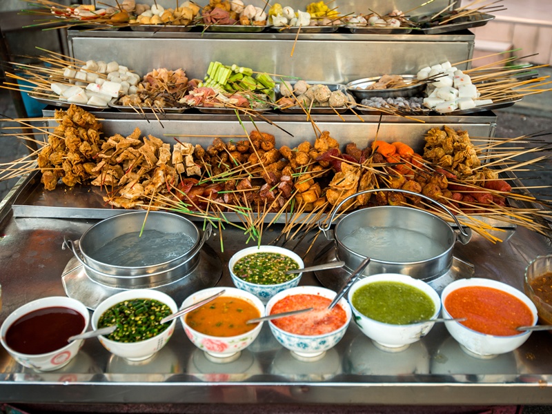 Bangkok'da sokakta satılan yemeklerin renkli görüntüsü