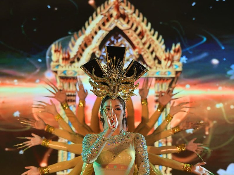 Alcazar showda arka arkaya dizilmiş dansçıların tek vücut gibi görünen kolları