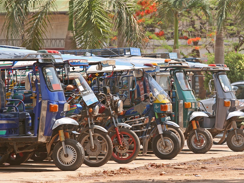 Yan yana sıralanmış tuk tuklar