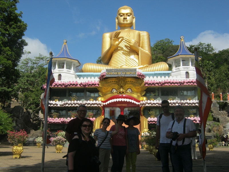 Srilanka Dambulla mağarasının girişindeki tapınak önünde fotoğraf çektiren turist grup