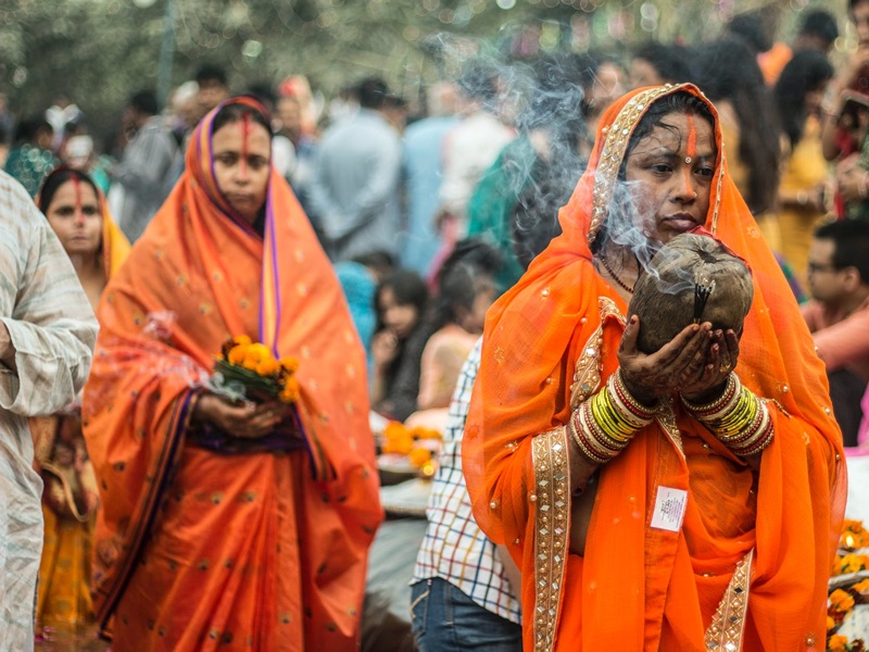 Tören yapan hintli kadınlar
