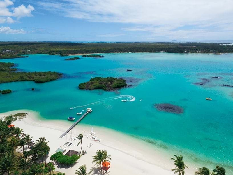 Kuş bakışı masmavi bir okyanus ve kenardan görünen sahil