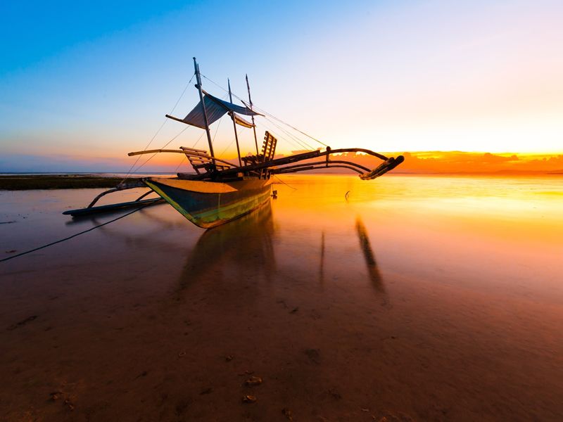 Gün batımında balıkçı teknesi