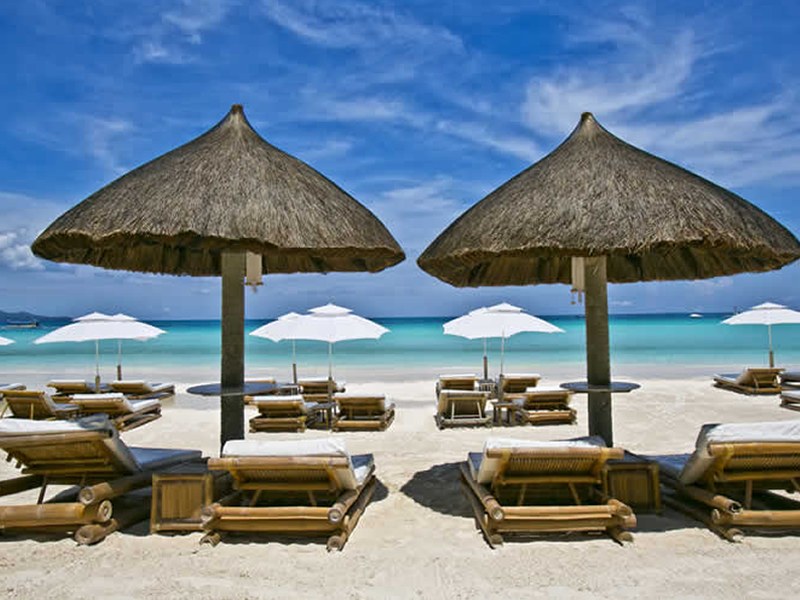 Deniz kenarında şezlonglar