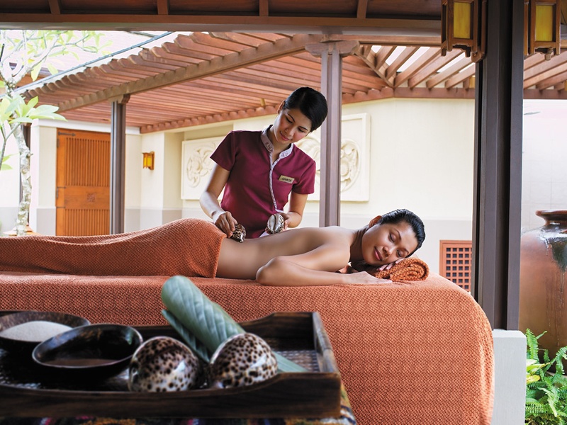 Masaj yaptıran turist kadın