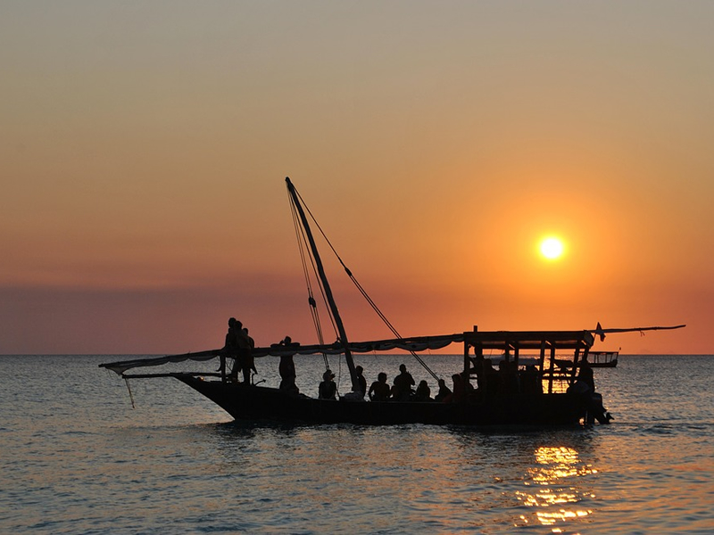 Gün batımında denizin ortasında siyah görünen balıkçı teknesi